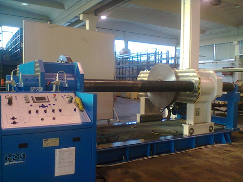 manutenzione e assistenza macchina industriale in officina meccanica di produzione a verona