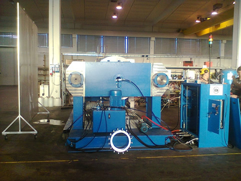 manutenzione e assistenza di macchinario in officina meccanica di produzione industriale a milano
