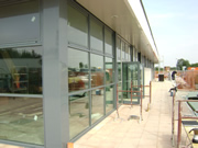 montaggio di infissi e serramenti in struttura adibita a autogrill in provincia di milano